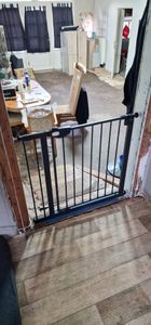 XMTECH Türschutzgitter Treppengitter Türgitter Treppen Absperrgitter Auto-Close für Kinder Baby Ohne Bohren, 85-95cm ,Schwarz Kunden-Foto 10