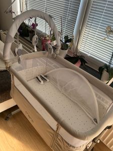 MoMi REVO 2in1 - 6 livelli di altezza, semplice e stabile, materasso, zanzariera e barra giochi - grigio scuro Foto del cliente 1