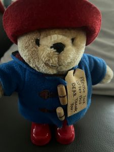 Orsetto Paddington in peluche arcobaleno con stivali Foto del cliente 1