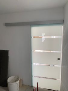 Mai & Mai Glasschiebetür komplettset Amalfi in 5-Milchglas Streifen, Griffart: Muschelgriff, BxH: 77,5x205cm, 15 mm Wandabstand, 8mm ESG-Sicherheitsglas Kunden-Foto 1
