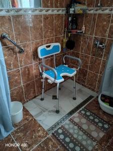 UISEBRT Sprchová stolička s odnímateľným operadlom a opierkou na ruku Sprchová stolička Výškovo nastaviteľná sprchová stolička pre seniorov s operadlom Veľké prísavky Kúpeľňová stolička Fotografia od zákazníka č. 7