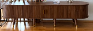 Mobile TV Merax con anta scorrevole in rattan, lavagna bassa in stile rustico con aspetto noce, 175 x 38 x 45 cm, accenti dorati, colore legno Foto del cliente 1