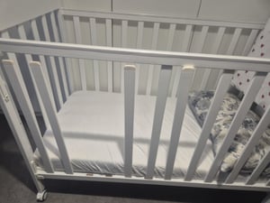 Cangaroo Babybett Wing 120 x 60 cm Gitterbett Buchenholz Räder 3 Höhenpositionen weiß Kunden-Foto 2