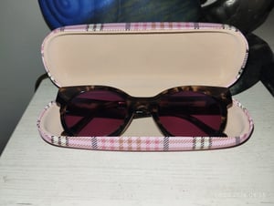 4 Stücke Hardcase Brillenetui, Hartschalen-Brillenetui, Brillenetui Box Tragbare Harte Brillenetui mit Putztuch für Brillen und Sonnenbrillen (4 farben) Kunden-Foto 1