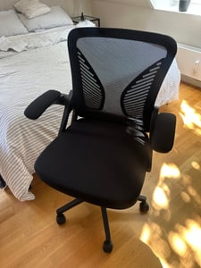Bürostuhl ergonomisch mit Mesh-Rückenlehne, 90° klappbare Armlehnen, höhenverstellbar, Computerstuhl für Home Office und Büro, bis 150 kg Kunden-Foto 2