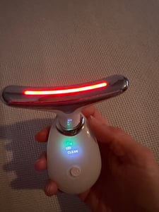 Gesichtsmassagegerät Gegen Falten,Gesicht Schönheit Gerät mit 7 Farbige LED-Modi, 45℃ für Hautstraffung & Lifting EMS Gesichtsmassage für Damen Herre Kunden-Foto 1