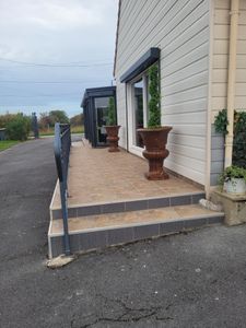 UISEBRT Sada 2 umělých spirálovitých zimostrázů 120 cm v květináči - umělé rostliny odolné vůči UV záření pro zahradu, balkon, terasu, obývací pokoj a kancelář Fotografie od zákazníka č. 1