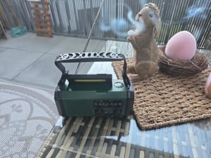 ZELURXX Radio di emergenza portatile solare e a manovella con torcia LED Grün Foto del cliente 1