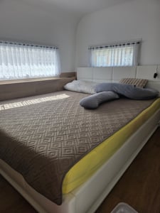 Letto imbottito Flieks con LED, letto a molle idrauliche 160x200cm con rete a doghe e contenitore, letto matrimoniale in legno letto per ragazzi in Pelle finta, bianco Foto del cliente 1