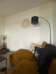 7MAGIC Stehlampe mit E27 9W LED Glühbirne, 3 Farbtemperaturen Dimmbar, Vintage Standleuchte mit 3 Ebenen Holz Regal, Stehleuchte für Innenbeleuchtung Wohnzimmer Schlafzimmer, 160cm schwarz Kunden-Foto 2