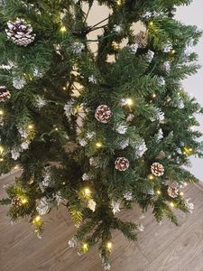 JOIEYOU PVC Kunstkerstboom, 120 cm met verlichting, groene takken, sneeuw, dennenappels en metalen voet. Kunstmatige kerstboom, snel op te zetten klapsysteem voor kerstdecoratie Klantenfoto 6