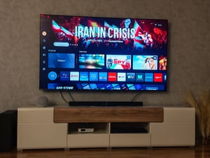 Hisense 55 '' E8Q | ULED MiniLED Smart TV 4K 144 Hz, 139,7 cm (55"), 3840 x 2160 Pixel, ULED, Smart-TV, WLAN, Schwarz, Grau Kunden-Foto 1