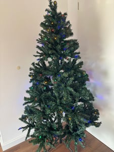 COSTWAY, umelý vianočný stromček s LED osvetlením, výška 120 cm, tvar smreka, 300 PVC vetvičiek, 100 LED diód, 11 režimov osvetlenia, 5 farebných režimov a kovový stojan, zelená farba Fotografia od zákazníka č. 4
