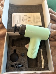 Masážní pistole FunLife M2 Mini a přístroj na uvolnění fascií, hloubka masáže 12 mm, 6 úrovní, 4 masážní hlavice, USB-C, tichý provoz <45 dB, hmotnost pouhých 0,5 kg, barva: světle zelená Fotografie od zákazníka č. 1
