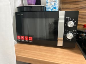 Sharp R-204BA, pracovní deska, samostatná mikrovlnná trouba, 20 l, 800 W, otočné ovládání, černá, stříbrná Fotografie od zákazníka č. 1