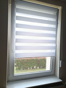 Sonello Doppelrollo Klemmfix ohne Bohren Duo Rollo Klemmrollo Sonnenschutzrollo Fensterrollo für Fenster & Türen Zebrarollo Seitenzugrollo 85cm x 150cm Weiß Kunden-Foto 1