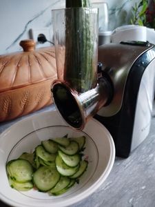 Râpe électrique 5 en 1, coupe-légumes automatique 550 W avec grand bec verseur, 5 lames coniques, râpe multifonction en acier inoxydable Photo du client 2