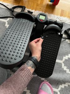 Fitness Stepper höhenverstellbar für Zuhause mit LCD-Bildschirm, Anti-Rutsch und Power Ropes, Mini-Stepper Tragfähigkeit 100 kg Retoo Kunden-Foto 6