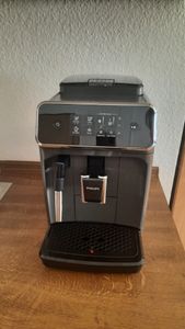 Philips Kaffeevollautomat 2200 Series, 2 Kaffeespezialitäten, Milchaufschäumer, Intuitives Touchdisplay, Grau (EP2224/10) Kunden-Foto 2