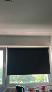 Verdunklungsrollo 100x130cm Schwarz Thermorollo Fensterrollo Klemmfix ohne Bohren Seitenzugrollo Sonnenschutz Wärmeschutz Blickdicht Rollo Kunden-Foto 6