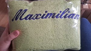 AR Line personalisierte Handtücher – Bestickt mit Namen/Wunschtext besticken, 100% Baumwolle, Gästetuch 30x50 cm in Farbe: Apfelgrün Kunden-Foto 1