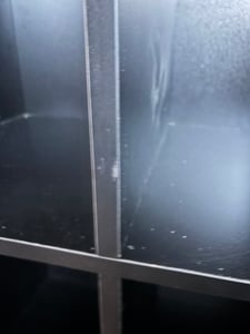 Vitrina Merax con iluminación LED, mueble de estilo moderno vintage con puerta de cristal, vitrina independiente con 8 compartimentos de MDF, sistema de apertura push-pull, acabado en imitación madera negra Foto del cliente 3