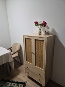 Merax Commode Highboard avec porte en rotin tressé et tiroir, Buffet en bois, 60x40x110.5cm, Noir Photo du client 3