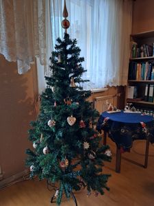 1.5m Weihnachtsbaum, Tannenbaum Künstlich mit 520 Zweige Verschlüsseltes Laub Stabiler Metallsockel Leicht Zu Montieren, für Innen- und Außenbereiche Kunden-Foto 8
