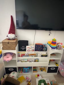 okwish estantería infantil para libros, estantería para libros ilustrados con 2 cajas de almacenamiento abatibles, espacio de almacenamiento para juguetes, estantería con estantes abiertos, color blanco Foto del cliente 1