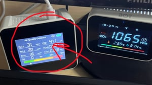 9 v 1 Monitor kvality ovzdušia CO2 Meter Detektor oxidu uhličitého CO2 CO TVOC HCHO PM2.5 PM1.0 PM10 Detekcia teploty vlhkosti s funkciou alarmu pre domácnosť Kancelária Auto Fotografia od zákazníka č. 1