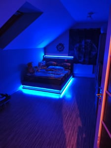 Flieks Polsterbett 140x200cm mit Ladefunktion (USB&Typ-c), Jugendbett Doppelbett Stauraumbett mit LED, Hydraulisches Boxspringbett, PU, Weiß Kunden-Foto 7