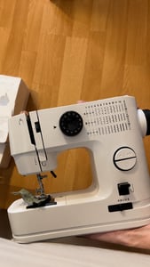 Elektronische Nähmaschine mit 39 Stichprogrammen, Verlängerungstisch, LED-Licht,, Fußpedal & Zubehörset – Ideal für Anfänger und DIY-Projekte Kunden-Foto 2
