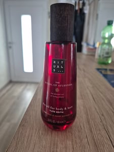 Olio di rosa indiana e mandorle dolci Rituals Ayurveda Olio secco naturale per corpo e capelli Foto del cliente 1