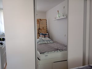 Beautysofa GAJA Kleiderschrank 120 cm mit Spiegel – Schwebetürenschrank 2-türig, Schlafzimmer Schrank, Schwarz/Schwarz ohne Schubkasteneinsätze Kunden-Foto 1