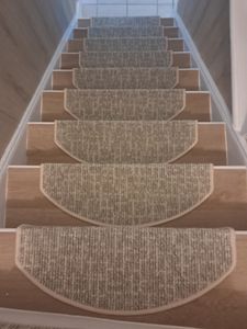 Floordirekt Stufenmatten Alto, Treppenschutz Stufenmatten in halbrund, rutschhemmend mit Winkelschiene & Klebestreifen, Treppenmatte innen - beige Kunden-Foto 1