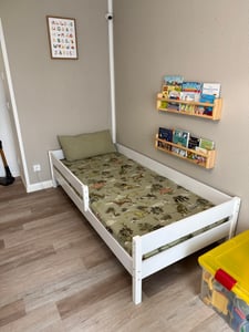 Kinderbett Lina 180x80 Kinderbett mit Rausfallschutz & Lattenrost weiß 80 x 180 für Mädchen und Jungen Massivholz Kiefer, mit Matratzen, ohne Schubladen Kunden-Foto 1
