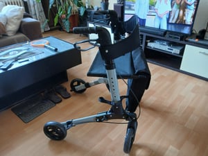 AREBOS Ľahký hliníkový rolátor | Skladací cestovný rolátor so 6 polohami nastavenia výšky | s držiakom na palicu a nákupnou taškou | Pomôcka na chôdzu sivá Fotografia od zákazníka č. 5