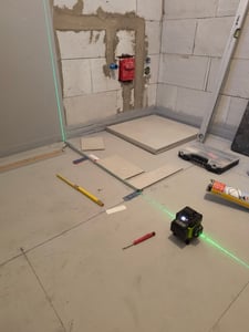 Kreuzlinienlaser profi 3D Laser Level 12 Lines Grünes 360º Rotationslaser (Arbeitsbereich: 30 m) mit 1,2 m 3 Höhen verstellbarem stativ IP54 Staub & Wasserschutz Automatische lasermessgeräte mit zwei Batterien Kunden-Foto 3