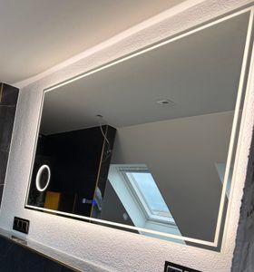 AICA LED Badspiegel 140x80cm mit Beschlagfrei Uhr Badezimmerspiegel 3 Lichtfarbe 3x Vergrößernder Kosmetikspiegel Dimmbar Memory-Funktion IP44 Kunden-Foto 1