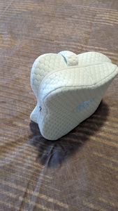 Orthopädisches Kniekissen für Seitenschläfer, Memory-Schaum, ergonomisch, atmungsaktiv, Besseren Schlaf und Druckentlastung bei Knie und Rücken Retoo Kunden-Foto 1