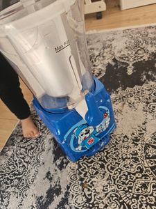 Fizz Creations 9047 Elektrische Slush Puppie Slushie Slushy Puppy Maker met Framboos & Aardbei Gearomatiseerde Siroop Verjaardagsfeest Zomer Ijs Drankjes Kerstcadeau