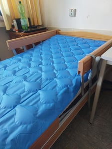 Mobiclinic anti-decubitus matras. Antidecubitus matras met compressor, luchtmatras voor decubitus. Afmetingen: 200x90x7 cm. 130 cellen. Blauw. Mobi 1 Klantenfoto 1