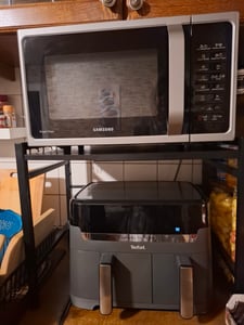 Küchenregale, Ausziehbarer Mikrowellenständer mit 6 Haken, 40-64cm ausziehbarer Mikrowellen Regal, Gewürzregal, Mikrowellenhalterung, Organizer mit 6 Haken, bis 30kg, Schwarz Kunden-Foto 4