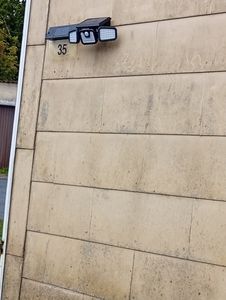 Solarleuchten Außen mit Bewegungsmelder, 74 LED Solar Strahler Außen, 360° Drehbar, 3 Modi Wandleuchte, 2400mAh Solar Außenleuchte, LED Solarlampen Kunden-Foto 3