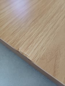 FLEXISPOT E5 Plus Höhenverstellbarer Schreibtisch 140x80cm, Doppelmotor, 25MM EINTEILIGE TISCHPLATTE, USB-Anschluss, 120KG Tragkraft, Weiß Kunden-Foto 1