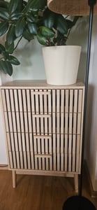 Comodino INONEFT da 60 cm con 4 cassetti, mobile contenitore per soggiorno e corridoio, con maniglie in legno e struttura in legno massello Foto del cliente 1