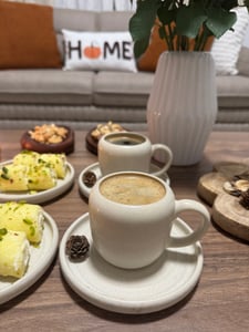 Cosumy 4er Cappuccino Tassen Set mit Untertassen Weiß – 200 ml Keramik Cappuccinotassen Set– Hält lange warm dank dickwandigem Steingut – Elegante Kaf Kunden-Foto 2