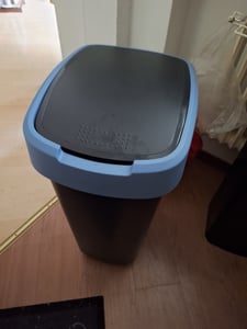 Wertstoffsammler TWIST 50l H602xB298xT401mm schwarz Deckelrand gelb ROTHO Kunden-Foto 1