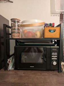 Küchenregale, Ausziehbarer Mikrowellenständer mit 6 Haken, 40-64cm ausziehbarer Mikrowellen Regal, Gewürzregal, Mikrowellenhalterung, Organizer mit 6 Haken, bis 30kg, Schwarz Kunden-Foto 27