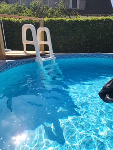 SucceBuy 5-stufige geneigte Poolleiter mit 2 Handläufen, Tragkraft 136 kg für 122–137 cm große Pools Kunden-Foto 4